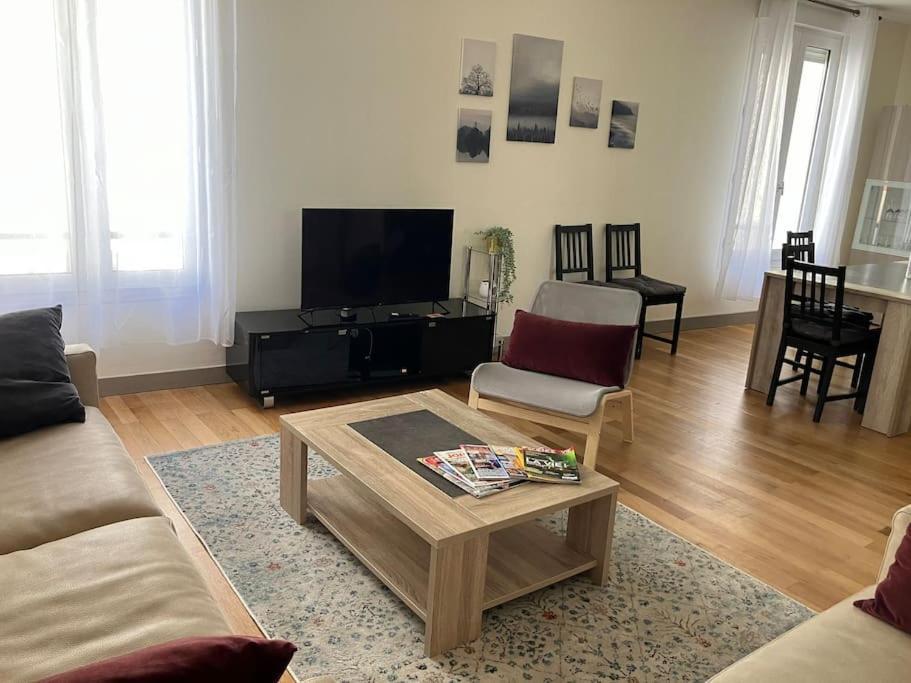 Appartement Spacieux En Centre Ville Vendôme Екстериор снимка