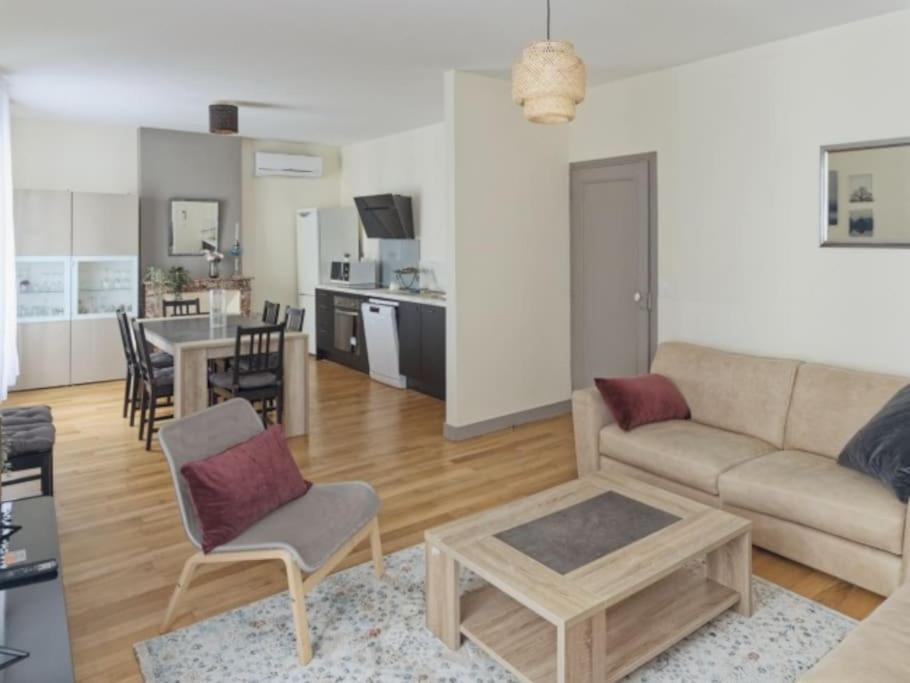 Appartement Spacieux En Centre Ville Vendôme Екстериор снимка